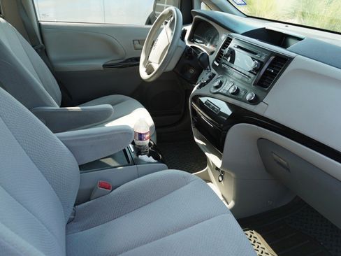 Used 2011 Toyota Sienna LE FWD image 10