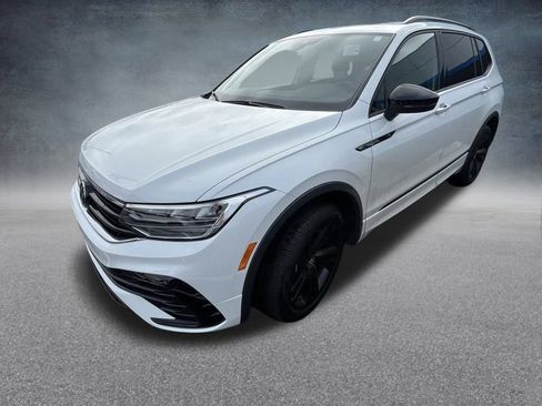 Used 2024 Volkswagen Tiguan SE R-Line image 3