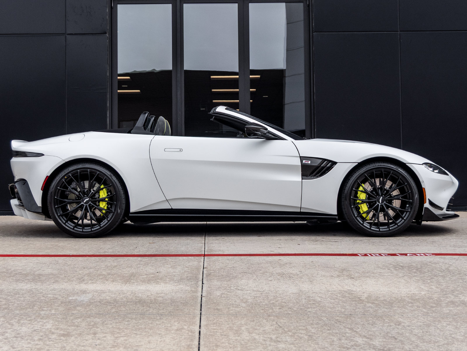 Used 2023 Aston Martin V8 Vantage Roadster RWD image 11