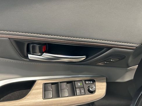 Used 2023 Toyota Venza XLE image 9