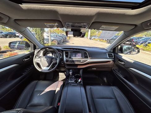 Used 2019 Toyota Highlander XLE AWD/4WD image 15