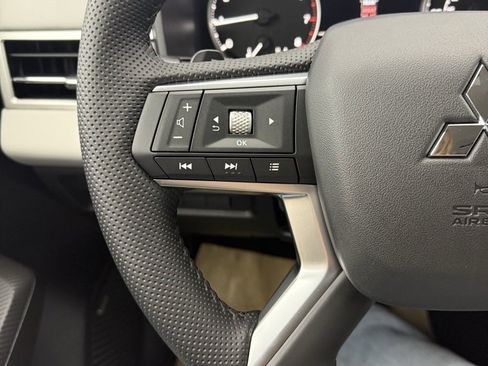 New 2025 Mitsubishi Outlander SE image 19