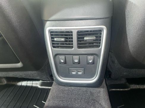 Used 2017 Chrysler 300 C image 19