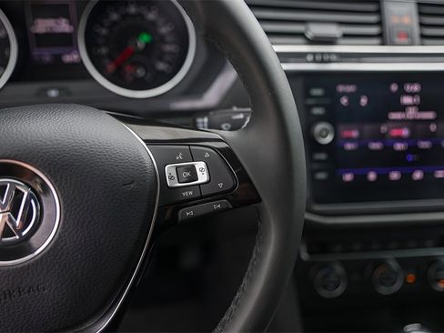 Used 2020 Volkswagen Tiguan SE w/ Panoramic Sunroof Package image 16