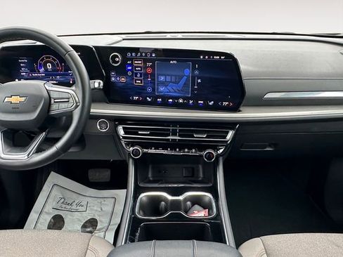Used 2025 Chevrolet Traverse LT FWD image 11