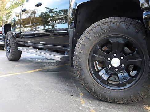 Used 2018 Chevrolet Silverado 1500 LT w/ All Star Edition AWD/4WD image 5