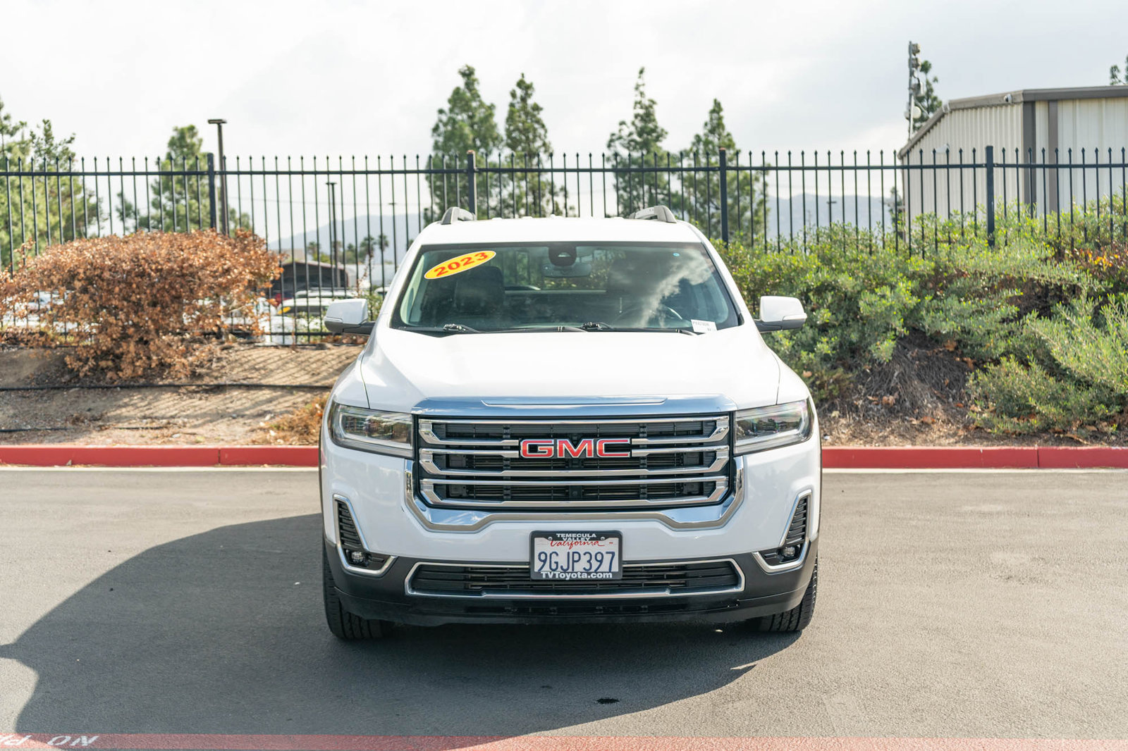 Used 2023 GMC Acadia SLT FWD image 2