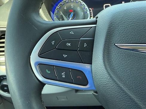Used 2023 Chrysler Pacifica Touring-L FWD image 22