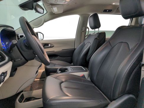 Used 2023 Chrysler Pacifica Touring-L image 14