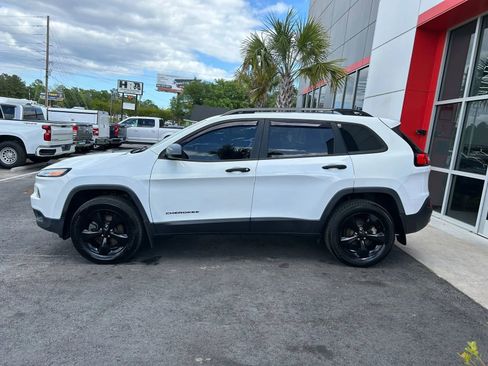 Used 2017 Jeep Cherokee Sport FWD image 7