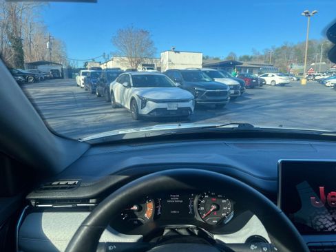 Used 2025 Jeep Compass Limited image 29