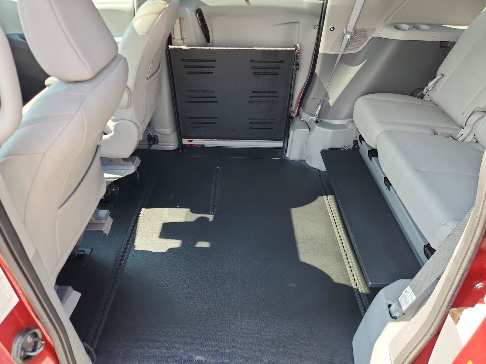 Used 2019 Toyota Sienna XLE w/ XLE Navigation Package FWD image 12