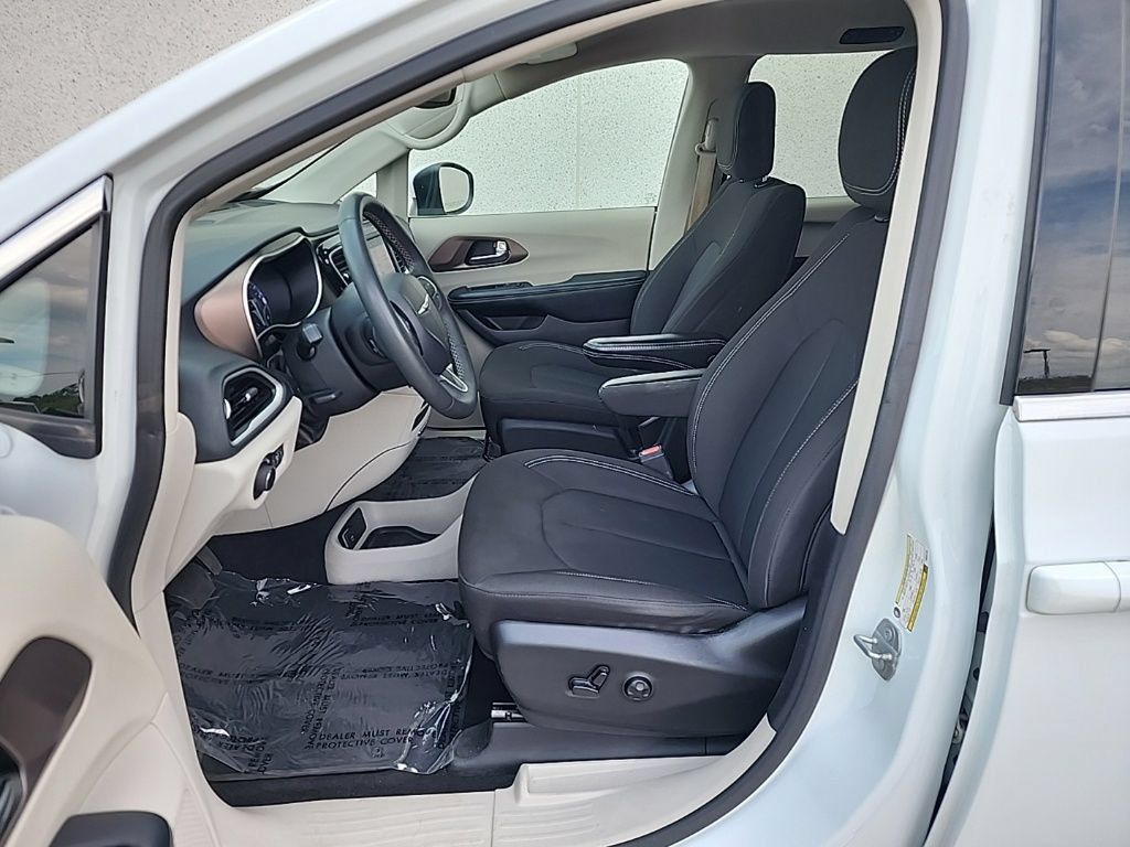 Used 2023 Chrysler Voyager LX FWD image 8
