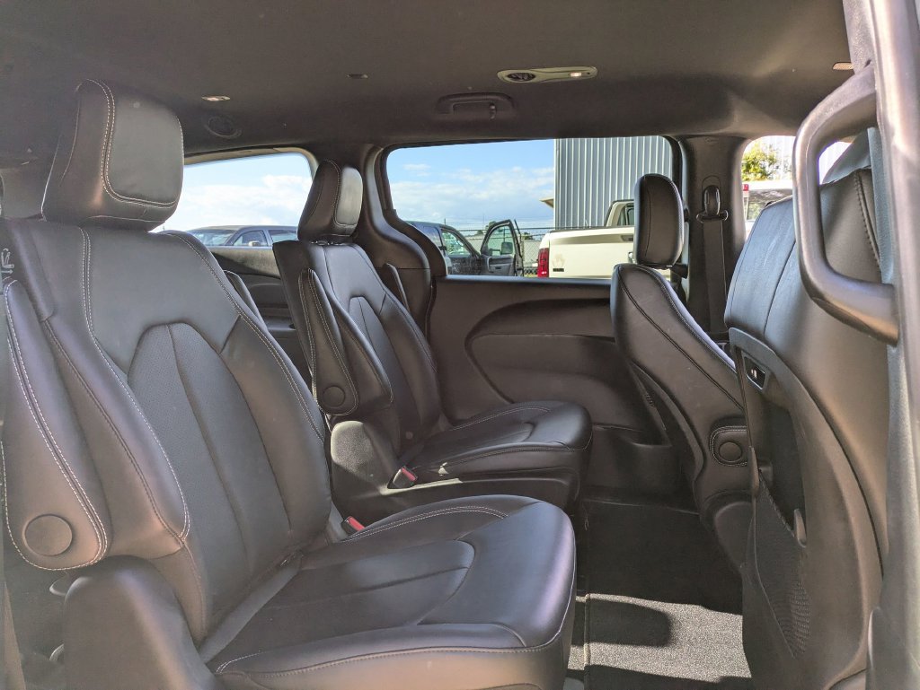 Used 2025 Chrysler Pacifica Select FWD image 26