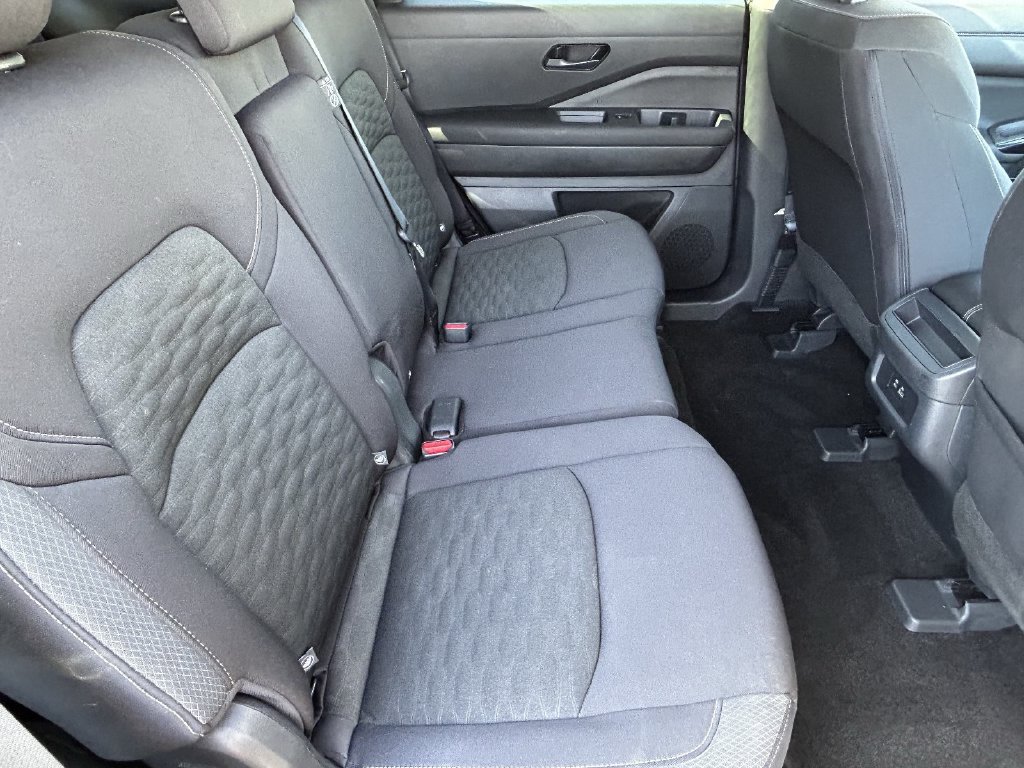 Used 2024 Nissan Pathfinder S FWD image 11
