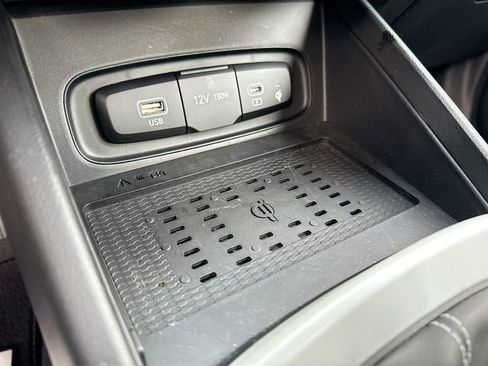 Used 2025 Hyundai Venue Limited image 36