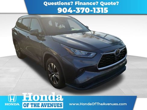 Used 2020 Toyota Highlander XLE w/ Preferred Accessory Package FWD image 1