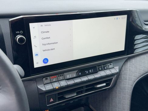 Used 2025 Toyota Camry XLE w/ Premium Package image 24