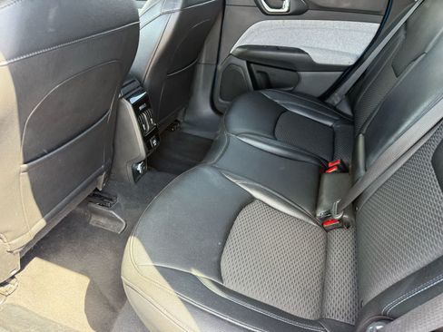 Used 2024 Jeep Compass Latitude AWD/4WD image 11
