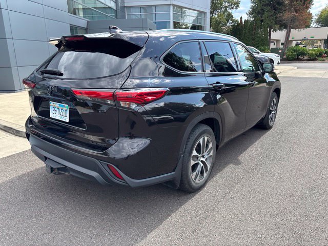 Used 2021 Toyota Highlander XLE AWD/4WD image 4