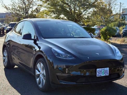 Used 2023 Tesla Model Y Long Range AWD/4WD image 7