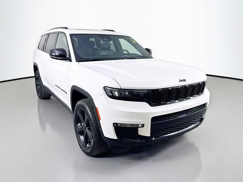 Used 2024 Jeep Grand Cherokee L Limited w/ Black Appearance Package AWD/4WD image 3