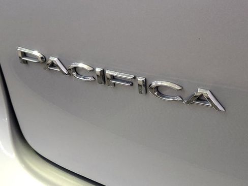 Used 2024 Chrysler Pacifica Touring-L image 9