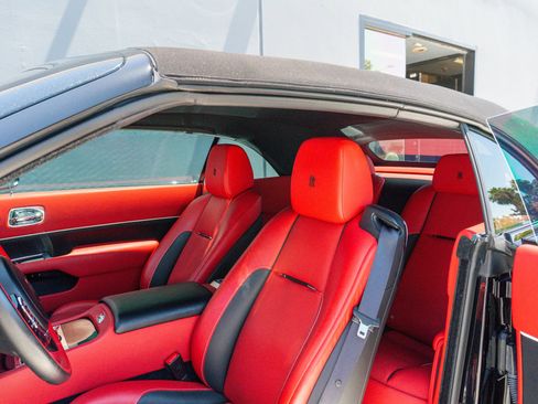 Used 2019 Rolls-Royce Dawn RWD image 14