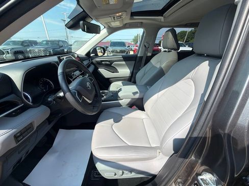 Used 2023 Toyota Highlander XLE AWD/4WD image 9