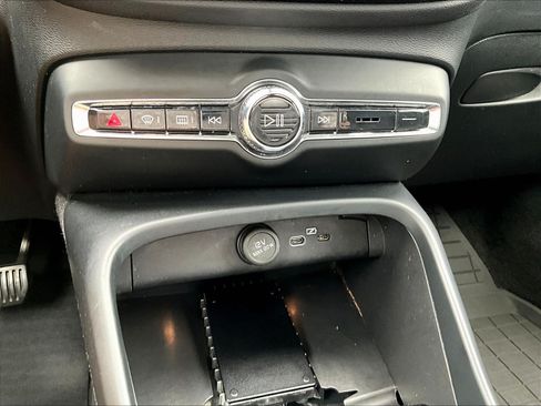 Used 2023 Volvo XC40 B5 Plus AWD/4WD image 16