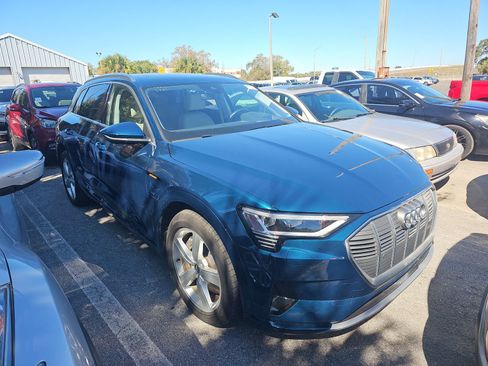 Used 2019 Audi e-tron Prestige w/ Prestige Package image 2