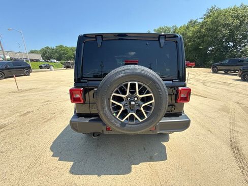 New 2026 Jeep Wrangler Unlimited Sahara AWD/4WD image 4