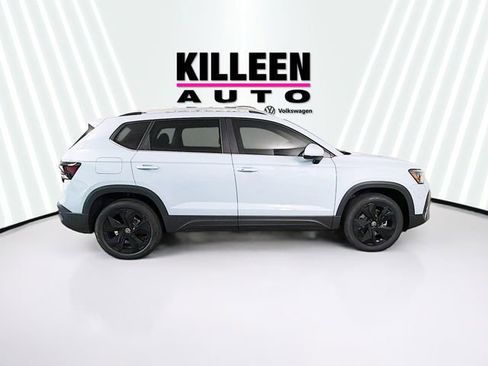 New 2026 Volkswagen Taos SE image 8