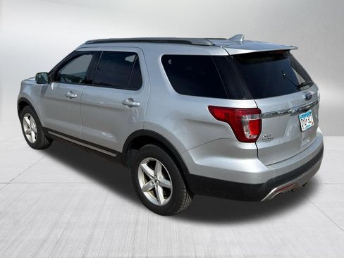 Used 2017 Ford Explorer XLT w/ Equipment Group 202A image 5