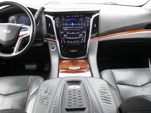 Used 2017 Cadillac Escalade ESV Luxury image 11