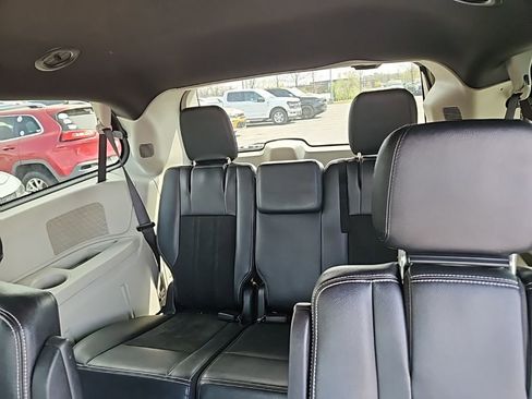 Used 2019 Dodge Grand Caravan SXT image 14