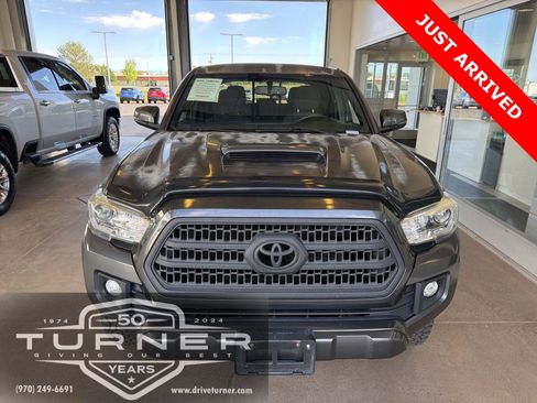 Used 2016 Toyota Tacoma TRD Sport w/ Exterior Package AWD/4WD image 5
