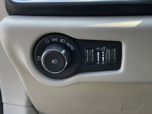 Used 2024 Chrysler Pacifica Limited image 11