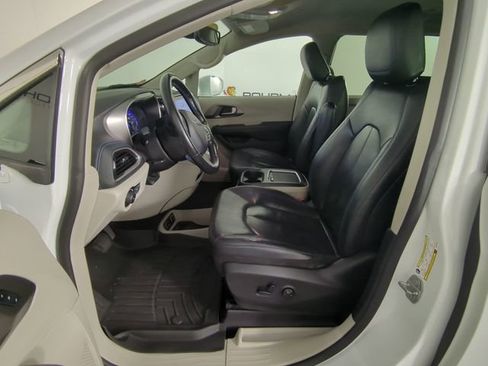 Used 2021 Chrysler Pacifica Touring-L image 18