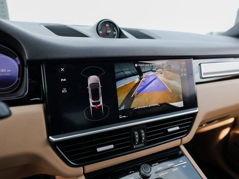 Certified 2022 Porsche Cayenne Platinum Edition image 19