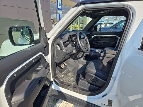 Used 2025 Land Rover Defender 110 V8 image 16