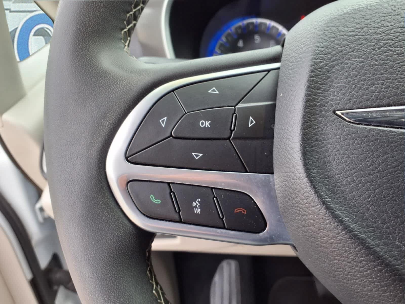 Used 2024 Chrysler Pacifica Touring-L FWD image 24