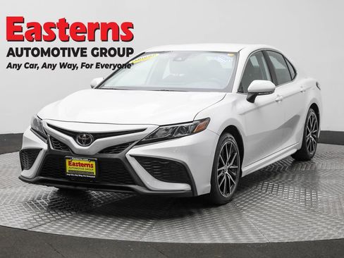 Used 2024 Toyota Camry SE FWD image 1