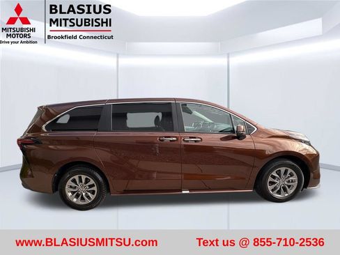 Used 2022 Toyota Sienna XLE AWD/4WD image 7