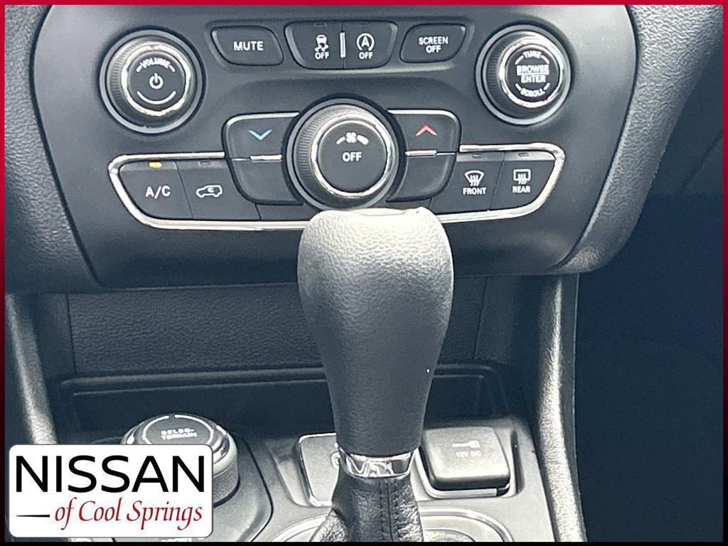 Used 2021 Jeep Cherokee Latitude AWD/4WD image 24