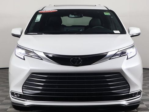 Used 2026 Toyota Sienna Limited FWD image 2