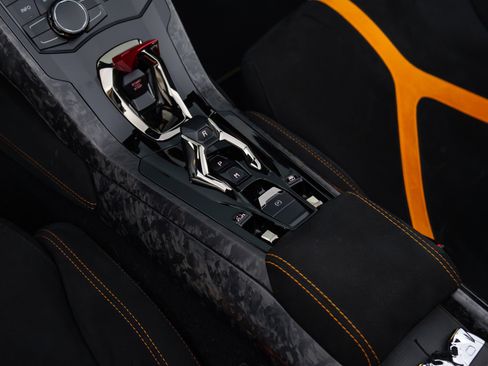 Used 2018 Lamborghini Huracan Performante AWD/4WD image 6