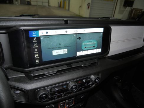 Used 2025 Jeep Gladiator Sport image 23