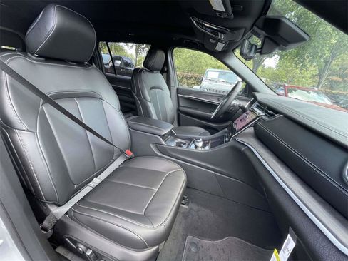 New 2025 Jeep Grand Cherokee L Limited w/ Luxury Tech Group II image 34