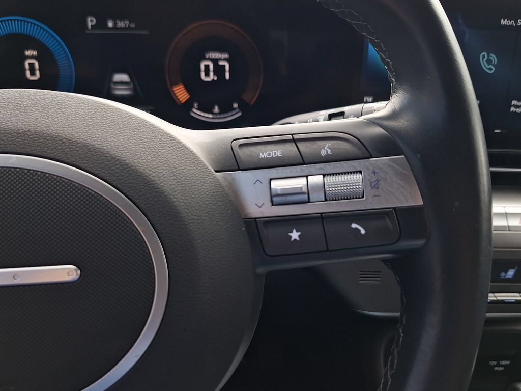 Certified 2025 Hyundai Kona SEL AWD/4WD image 17